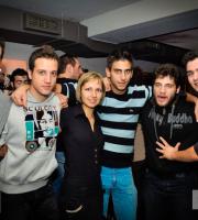 Rock χαμόγελα σε swing ρυθμούς στο Muziq Alternative Bar.
