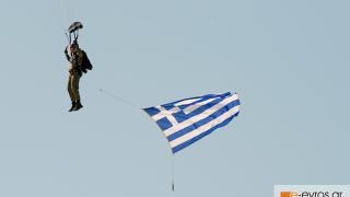 Φωτορεπορτάζ από την επίδειξη αλεξιπτωτιστών στην Αλεξανδρούπολη.