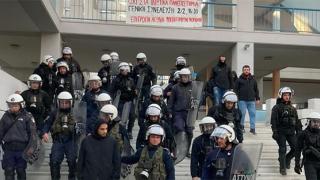 ΜΑΤ εισέβαλαν στην Νομική του ΔΠΘ - Επεισόδια & συλλήψεις (video)