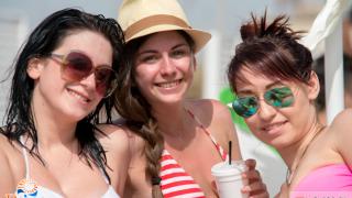 'Μύρισε' καλοκαίρι στο Reina beach bar.