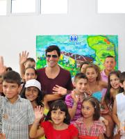 O Σάκης Ρουβάς επισκέφτηκε το παιδικό χωριό SOS και μοίρασε δώρα.