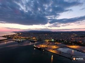 Η Αλεξανδρούπολη από ψηλά τη νύχτα.