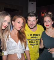 Το κέφι στα ύψη στο opening για τις Mousses live clubbing.