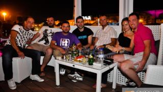 Δροσερές ξέφρενες νύχτες στην ταράτσα του Yacht club.