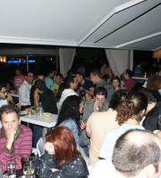 Mojo cafe με πολύ κόσμο και κέφι στην παραλιακή!
