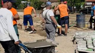 Μαθήματα αλληλεγγύης από το Σουφλί: Οι κάτοικοι κτίζουν το σπίτι ενός ζευγαριού (video)