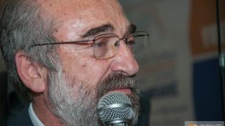 Φωτορεπορτάζ από την άφιξη του Βαγγέλη Λαμπάκη στο εκλογικό κέντρο της παράταξης.