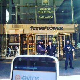 Έξω από τον «Trump World Tower» στη Νέα Υόρκη βρέθηκαν δύο φίλοι, ο Κώστας και η Βιβή, και δεν παρέλειψαν να απαθανατίσουν την στιγμή και να μας στείλουν μια φωτογραφία από το ταξίδι τους!