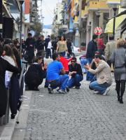 Παρέλαση της 25ης Μαρτίου στο...σοκάκι της λαδόκολλας.