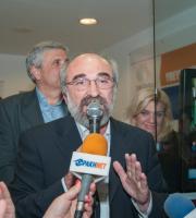 Φωτορεπορτάζ από την άφιξη του Βαγγέλη Λαμπάκη στο εκλογικό κέντρο της παράταξης.