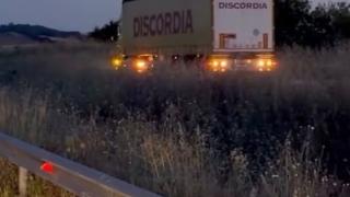 Παράκαμψη Προβατώνα: Εγκλωβισμένα λεωφορεία και φορτηγά σε επικίνδυνες μανούβρες (video)