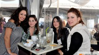 Όταν η μέρα είναι ηλιόλουστη μόνο Ν.Ο.Α. cafe, στο λιμάνι.