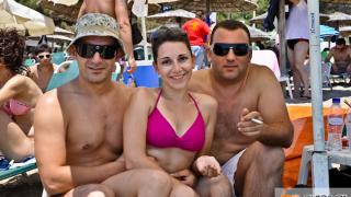 Μπανάκι στην γαλάζια παραλία του Aqua Mare, στην Αγ. Παρασκευή.