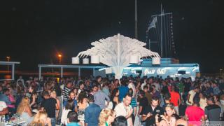 Έχει άλλο αέρα εκεί πάνω, στην ταράτσα του Yacht club.
