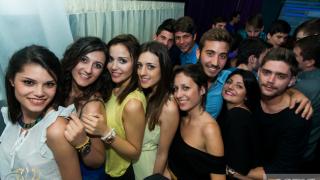 Ο απόλυτος χαμός στο opening του 'Reina summer club'.