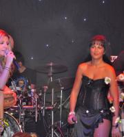 Το κέφι στα ύψη στο opening για τις Mousses live clubbing.