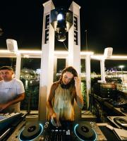 Summer Vibes με τη Μαρία Αντωνά στο rooftop του ΝΟΑ