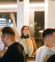 Summer Vibes με τη Μαρία Αντωνά στο rooftop του ΝΟΑ