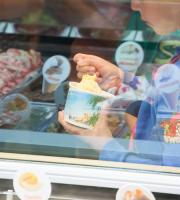 Αμέτρητες μπάλες παγωτού μοίρασε το Slourp τη Πέμπτη.
