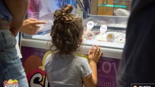 Αμέτρητες μπάλες παγωτού μοίρασε το Slourp τη Πέμπτη.