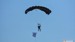 Επίδειξη ρίψης αλεξιπτωτιστών στον αερολιμένα "Δημόκριτος".