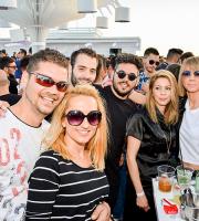 Ο άπαιχτος Teenage Mutants στην ταράτσα του Yacht Club.