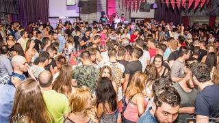 Ξέφρενο "One Night Stand" πάρτι στο Reina Club.