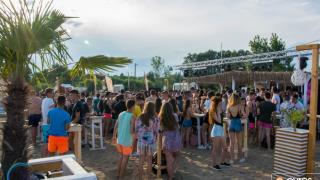Yasu beach bar: Η νύχτα έγινε... μέρα με το δίδυμο φωτιά Junior Pappa & Antonio