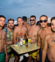 Yasu beach bar: Η νύχτα έγινε... μέρα με το δίδυμο φωτιά Junior Pappa & Antonio