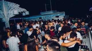 Με ανεβασμένη διάθεση και πλημμυρισμένο από κόσμο το opening του Yacht Club