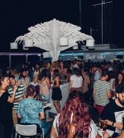 Με ανεβασμένη διάθεση και πλημμυρισμένο από κόσμο το opening του Yacht Club
