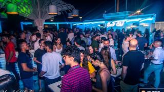 Yacht Club: Η απόλυτη rooftop διασκέδαση!
