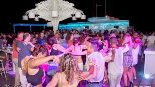 Ξέφρενο χορευτικό πάρτι με Mr. Bachata στο Yacht Club.