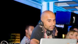 Ο άπαιχτος DJ Tsisma στα decks του Yacht Club.