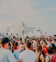 DJeff Afrozila και DaMike στην ταράτσα του Yacht club, στο λιμάνι