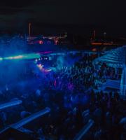 DJeff Afrozila και DaMike στην ταράτσα του Yacht club, στο λιμάνι