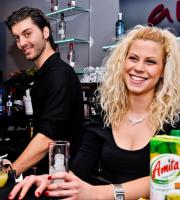 Δυνατό opening πάρτυ για το cafe bar Avenue, στο κέντρο της πόλης.