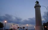 Φάρος και luna park το σούρουπο.