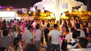 Στιγμές ξεγνοιασιάς και απόλαυσης στο Yacht Club στο λιμάνι.