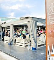 Για καφέ και cocktails όλες τις ώρες της ημέρας και της νύχτας, στο ΝΟΑ.