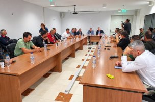 Έβρος: Ένταση στη συνάντηση αγροτών και κτηνοτρόφων με τον υφυπουργό Αγροτικής Ανάπτυξης 