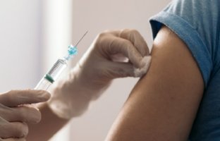 Υπερδιπλασιασμός εισαγωγών γρίπης στα νοσοκομεία – Άμεσο εμβολιασμό προτείνει ο ΕΟΔΥ