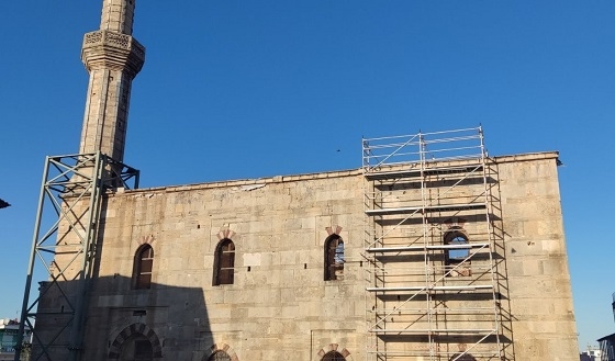 Αντιδράσεις για το κόστος ανοικοδόμησης του τεμένους Βαγιαζήτ στο Διδυμότειχο.