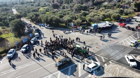 Τον κόμβο της Μάκρης απέκλεισαν οι ελαιοπαραγωγοί της περιοχής.