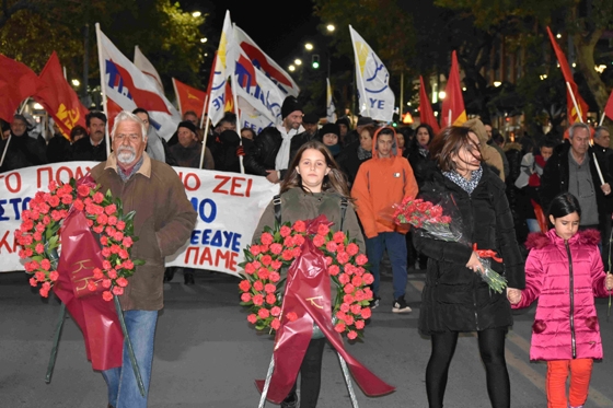 «Κόκκινος» φόρος τιμής στους αγωνιστές του Πολυτεχνείου στην Αλεξανδρούπολη