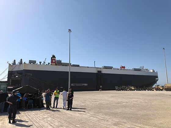 Μεταγωγικό πλοίο με αμερικάνικα στρατιωτικά οχήματα στο λιμάνι της Αλεξανδρούπολης (video)