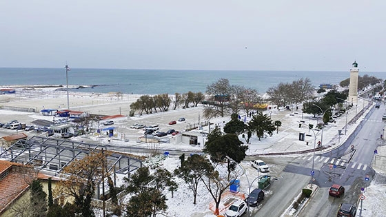 Στιγμιότυπο από την πλατεία Φάρου με το χιόνι να δημιουργεί πανέμορφη εικόνα