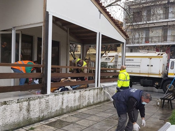 "Το ανθρώπινα δυσάρεστο είναι ότι πάσχουν από αλκοολισμό και παρουσιάζουν επικίνδυνη παραβατική και επιθετική συμπεριφορά" αναφέρει η Δημοτική Αρχή.