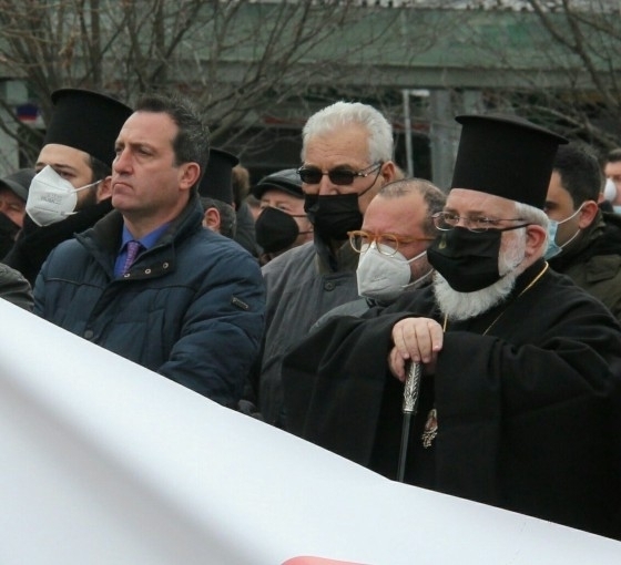 Τι να πούμε δηλαδή στους ηλικιωμένους γέροντες και γερόντισσες και στα παιδάκια, αν αρρωστήσουν την νύχτα, περίμενε να ξημερώσει γιατί η Κυβέρνηση δεν έστειλε οδηγό στο ασθενοφόρο;