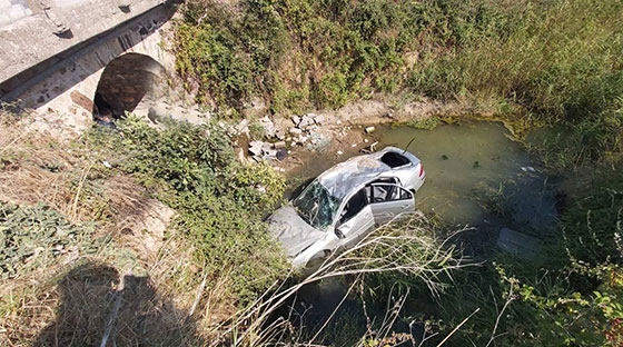 Το ΙΧ όχημα της φωτογραφίας κίνησε τις υποψίες των αστυνομικών οι οποίοι έκαναν σήμα στον οδηγό προκειμένου να ακινητοποιήσει το όχημα για έλεγχο